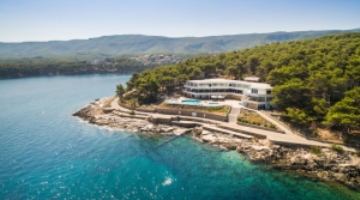 Experience the spring on Hvar in Resort Fontana