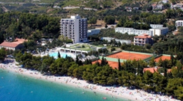 Odmor uz bazen s pogledom na more Bluesun hotel Neptun*** Tučepi Croatia